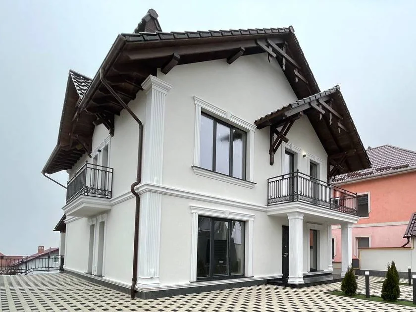 Casă cu fațadă și elemente decorative realizate coerent