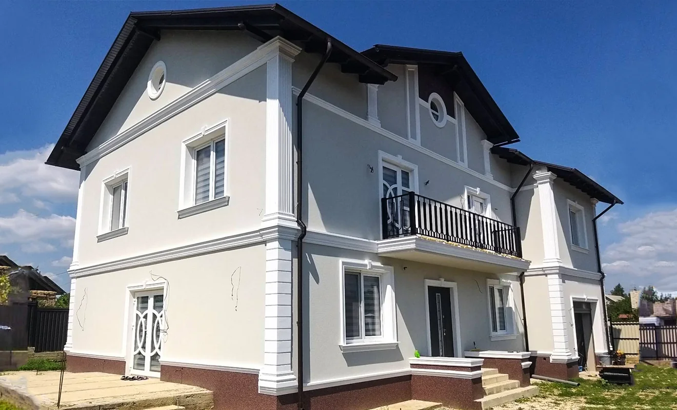 Casă finisată cu profile și elemente decorative pentru exterior