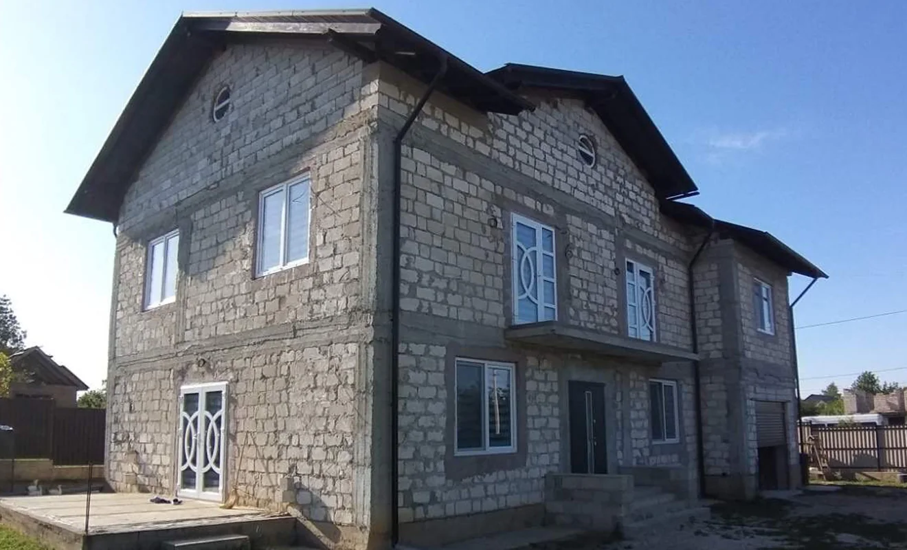 Fațada casei înainte de renovare